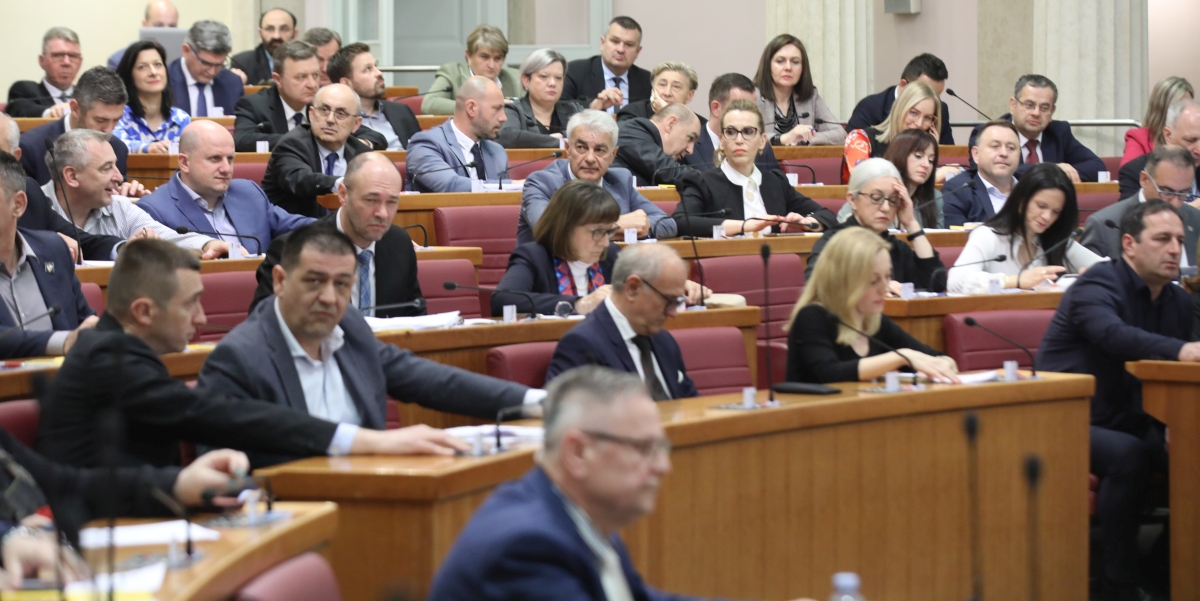 Za širenje lažnih vijesti i omraženi pozdrav slijedi kazna do 4.000 eura
