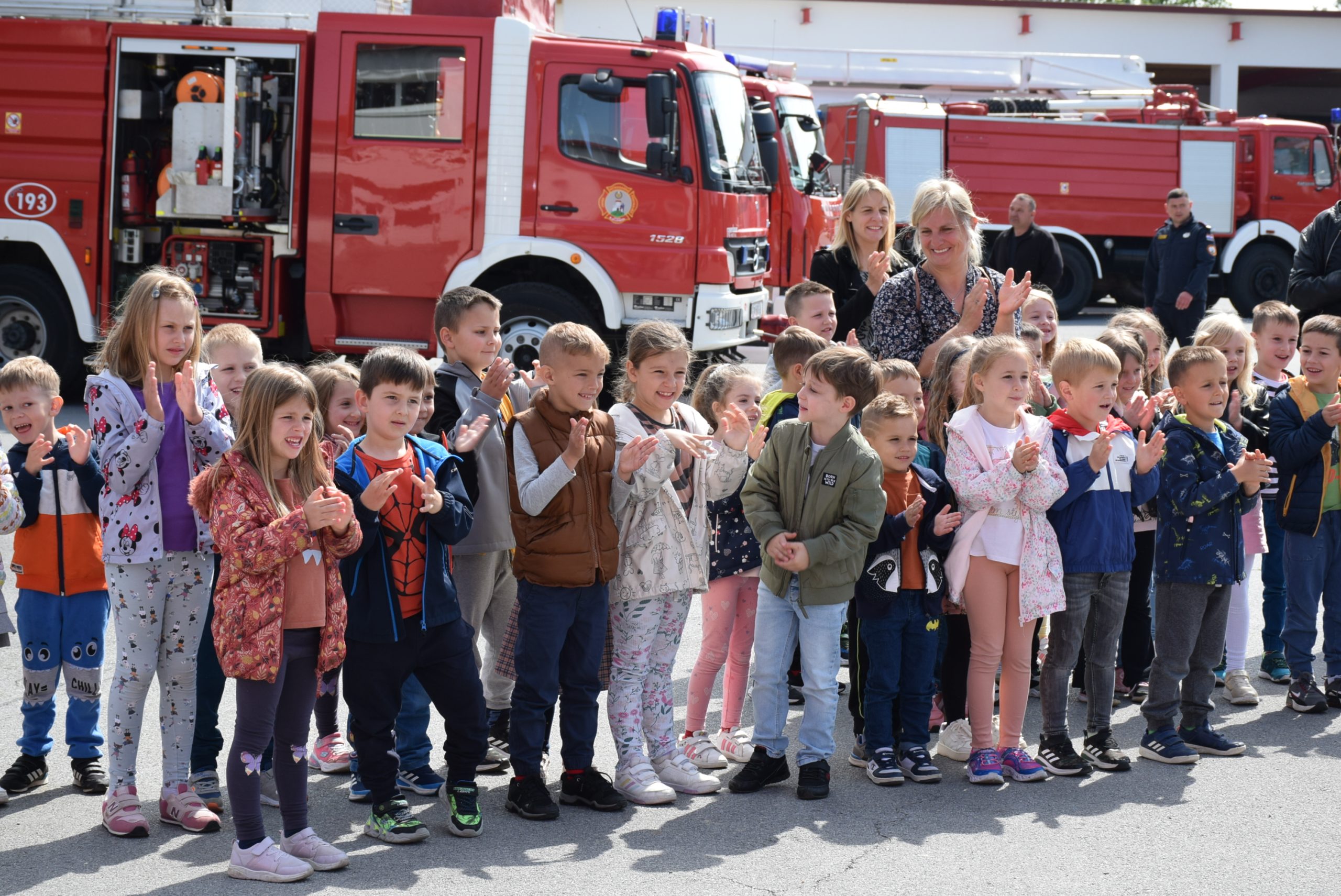 Klinci uživali u filmskim prizorima kod bjelovarskih vatrogasaca