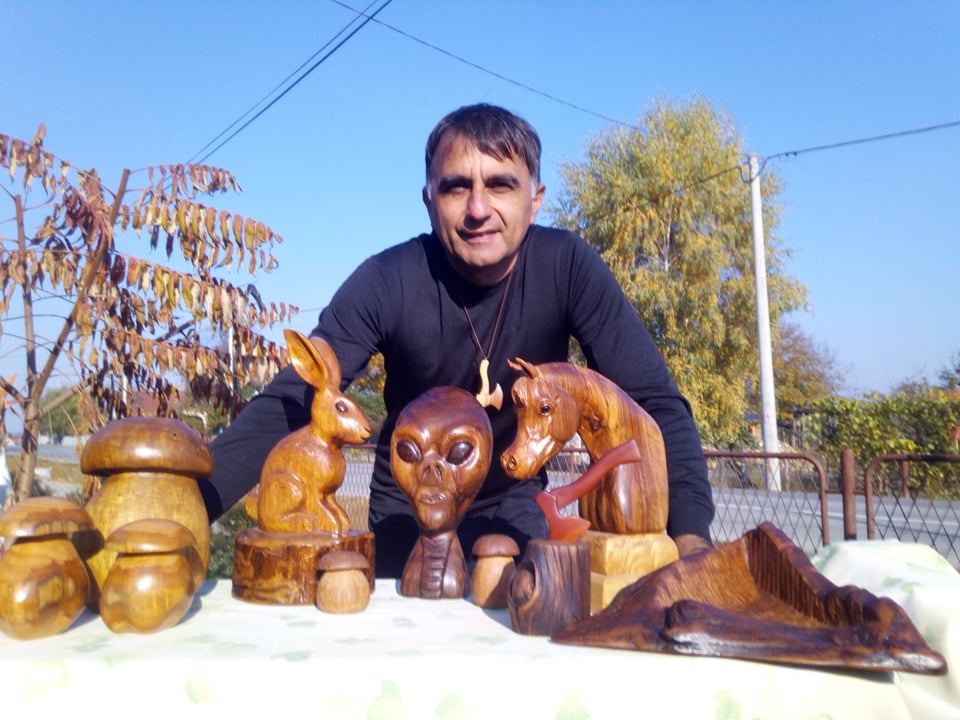 Željko Lončarić od drveta stvara čudesne skulpture, a glavni alat mu je – motorna pila!
