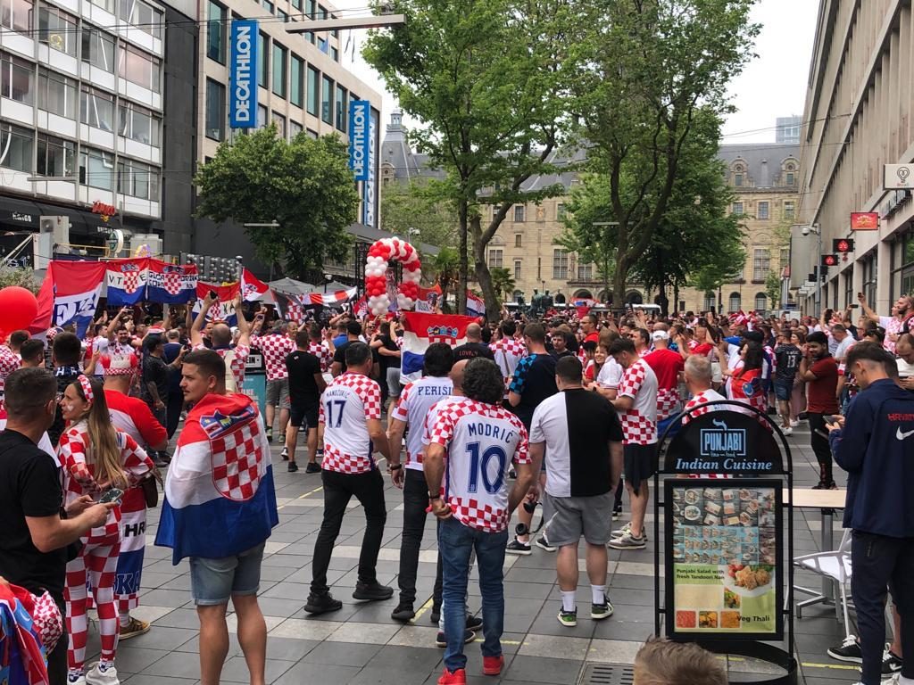 [FOTO/VIDEO] Pogledajte ludu atmosferu iz Rotterdama! Vatreni imaju neviđenu podršku...