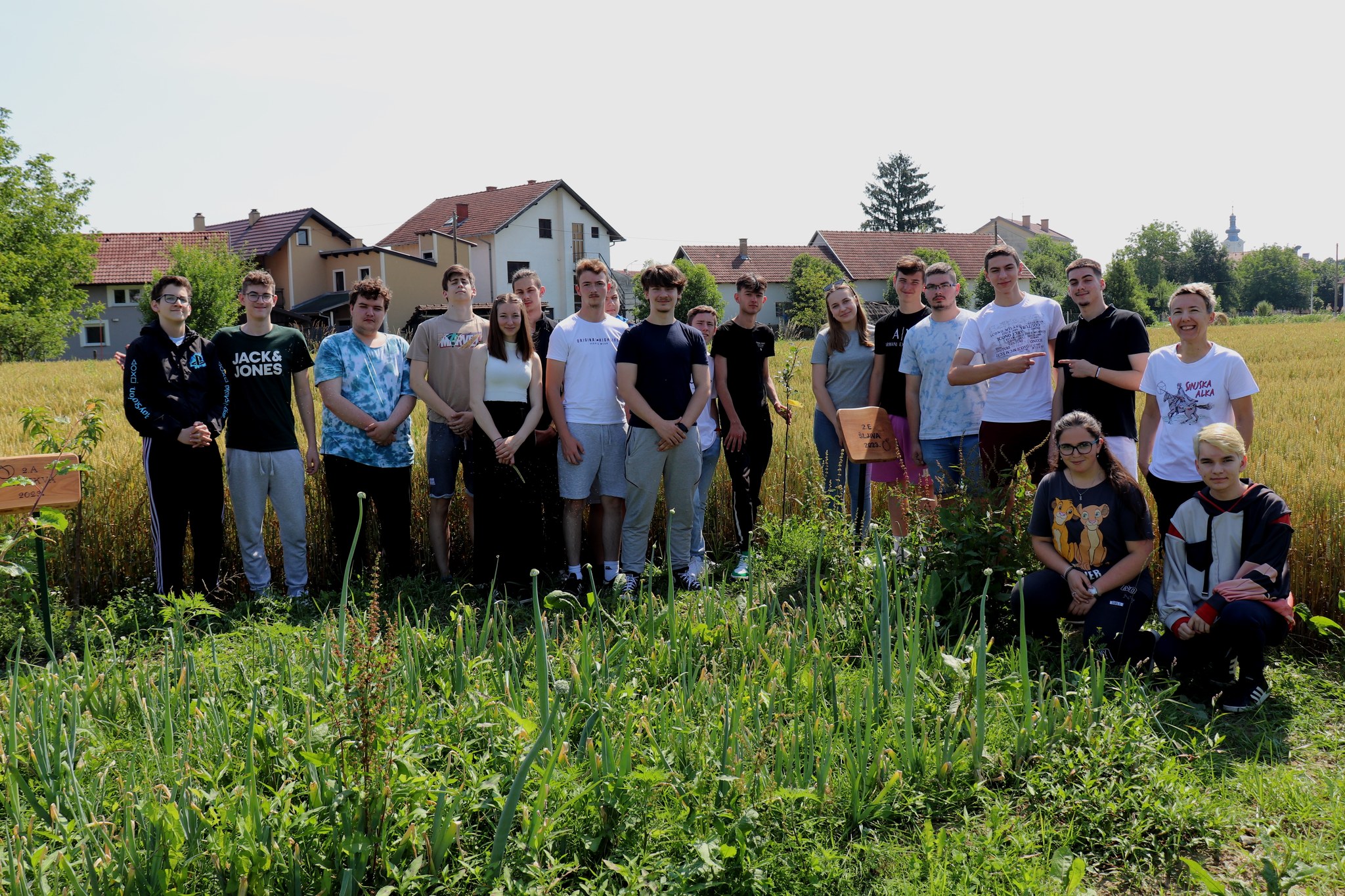 [FOTO] Lijepa priča iz Grubišnog Polja: Srednjoškolci oko škole zasadili 55 stabala!