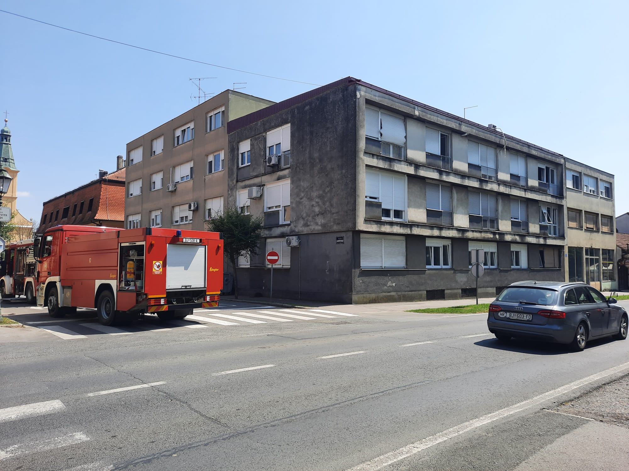 U požaru stana u zgradi u centru grada teško ozlijeđena starica