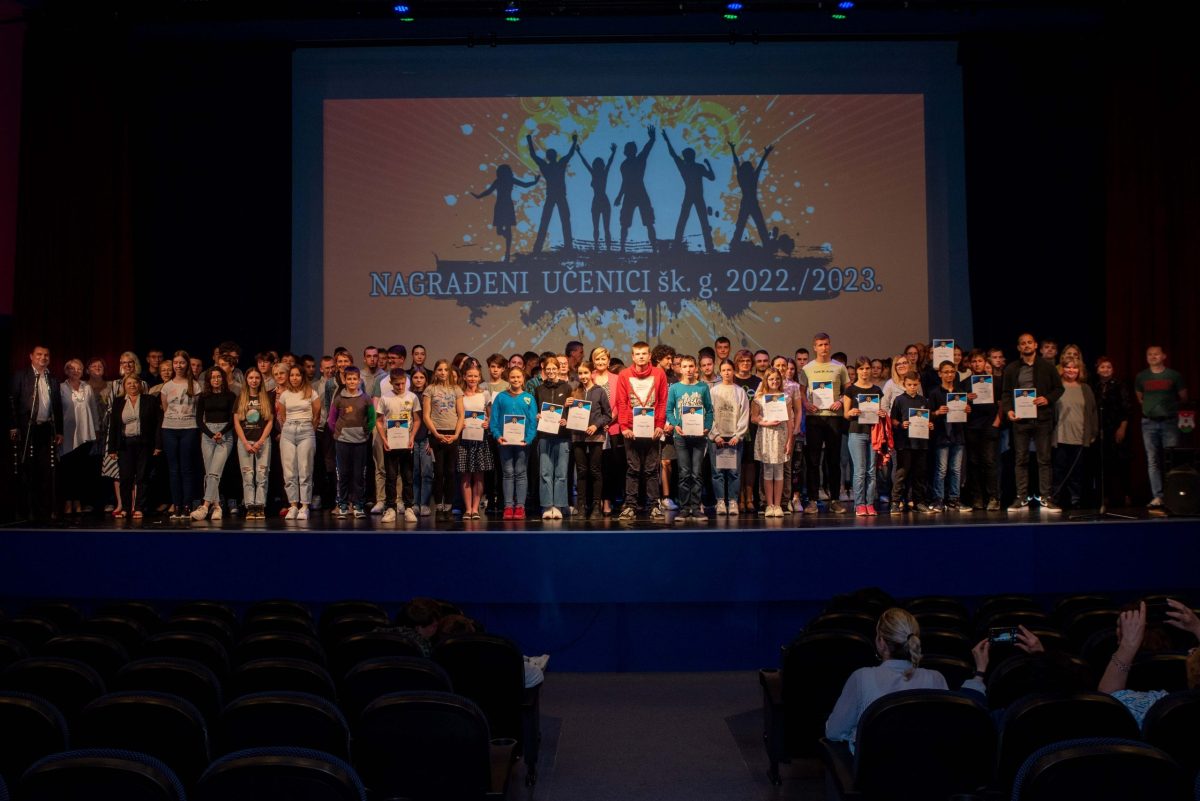 [FOTO] Gradonačelnik Lneniček podijelio novčane nagrade za najbolje učenike i mentore