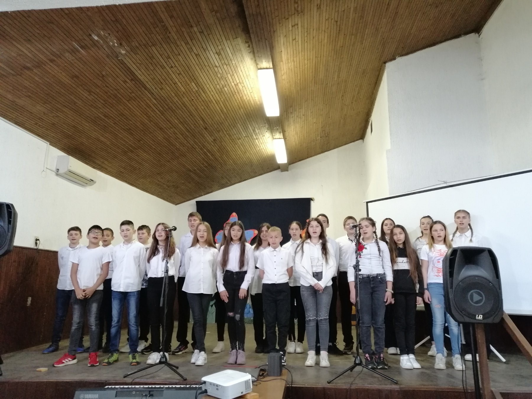 [FOTO] Brojnim aktivnostima u Trnovitičkom Popovcu obilježen Dan škole!