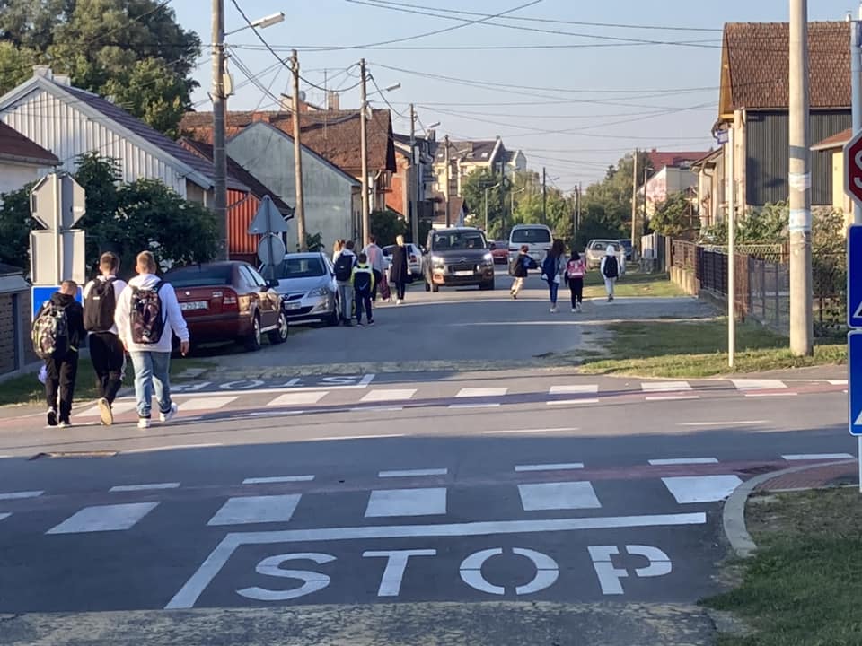 Školarci kroz Ulicu Ljudevita Jonkea hodaju po cesti, roditelji traže nogostup!