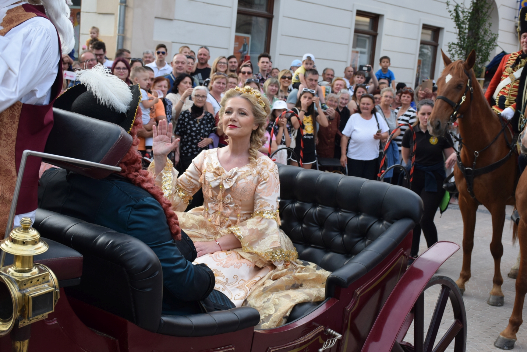 [FOTO] Carica Terezija poklonila gradonačelniku zlatni šaht, zapljeskao im i predsjednik Hrvatskog sabora