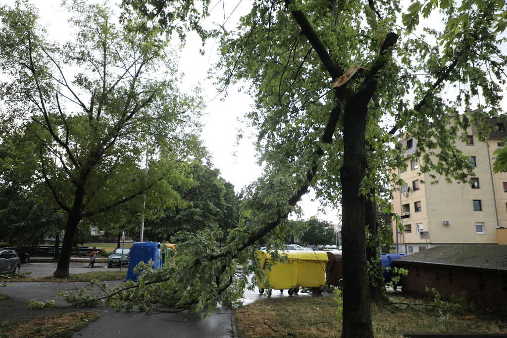 U nevremenu u Zagrebu poginulo dvoje ljudi