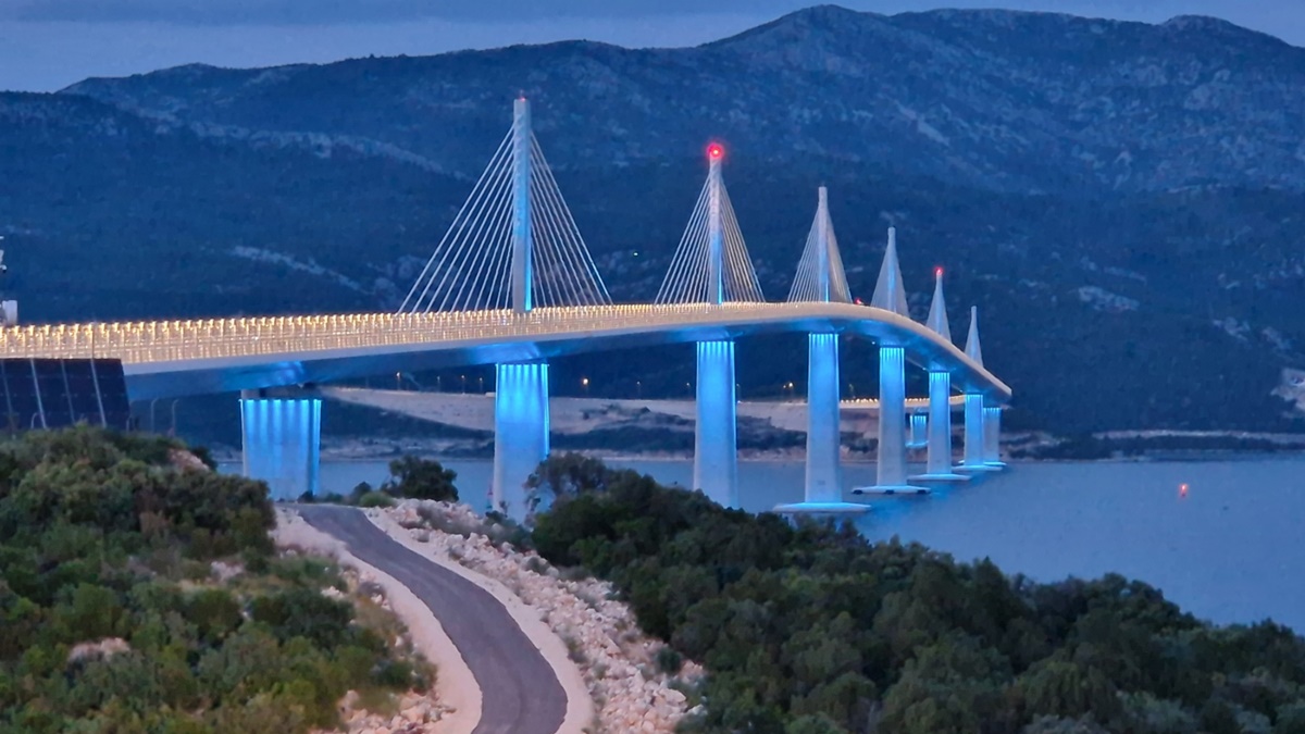 Pelješki most bez ijedne prometne nesreće, iako su mnogi stali da ovjekovječe tu silnu ljepotu