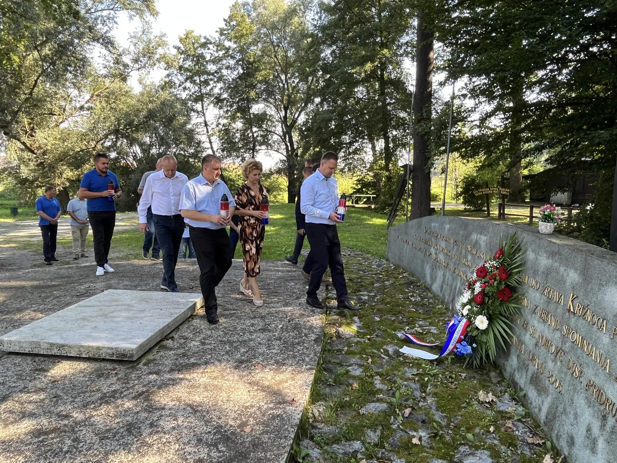 Župan Marušić sa suradnicima i kolegama položio vijenac za sve žrtve totalitarnih i autoritarnih režima