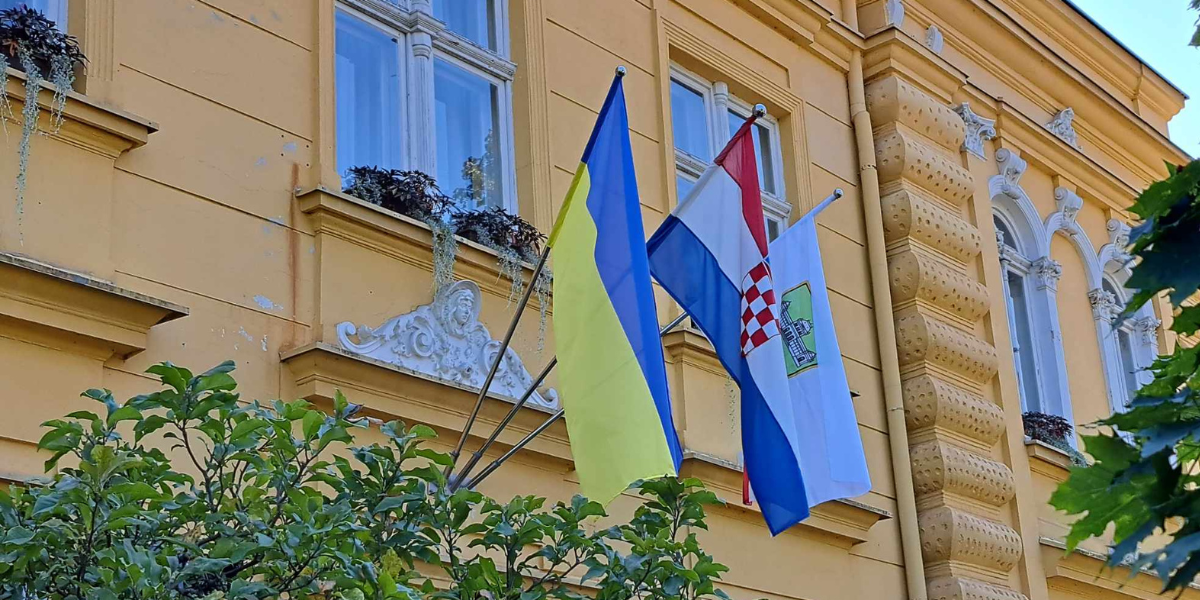Zastava Ukrajine na pročelju zgrade Grada Lipika