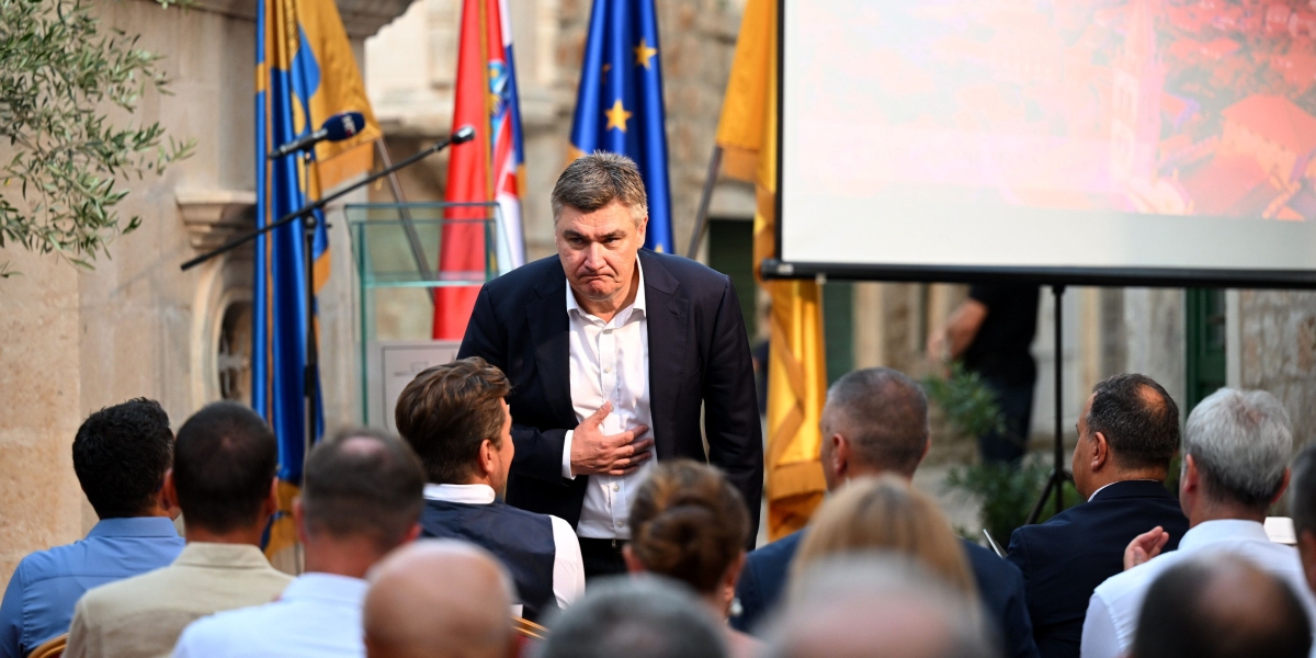 Umjesto da pomogne pritvorenim hrvatskim građanima, stand-up predsjednik izruguje se Grcima