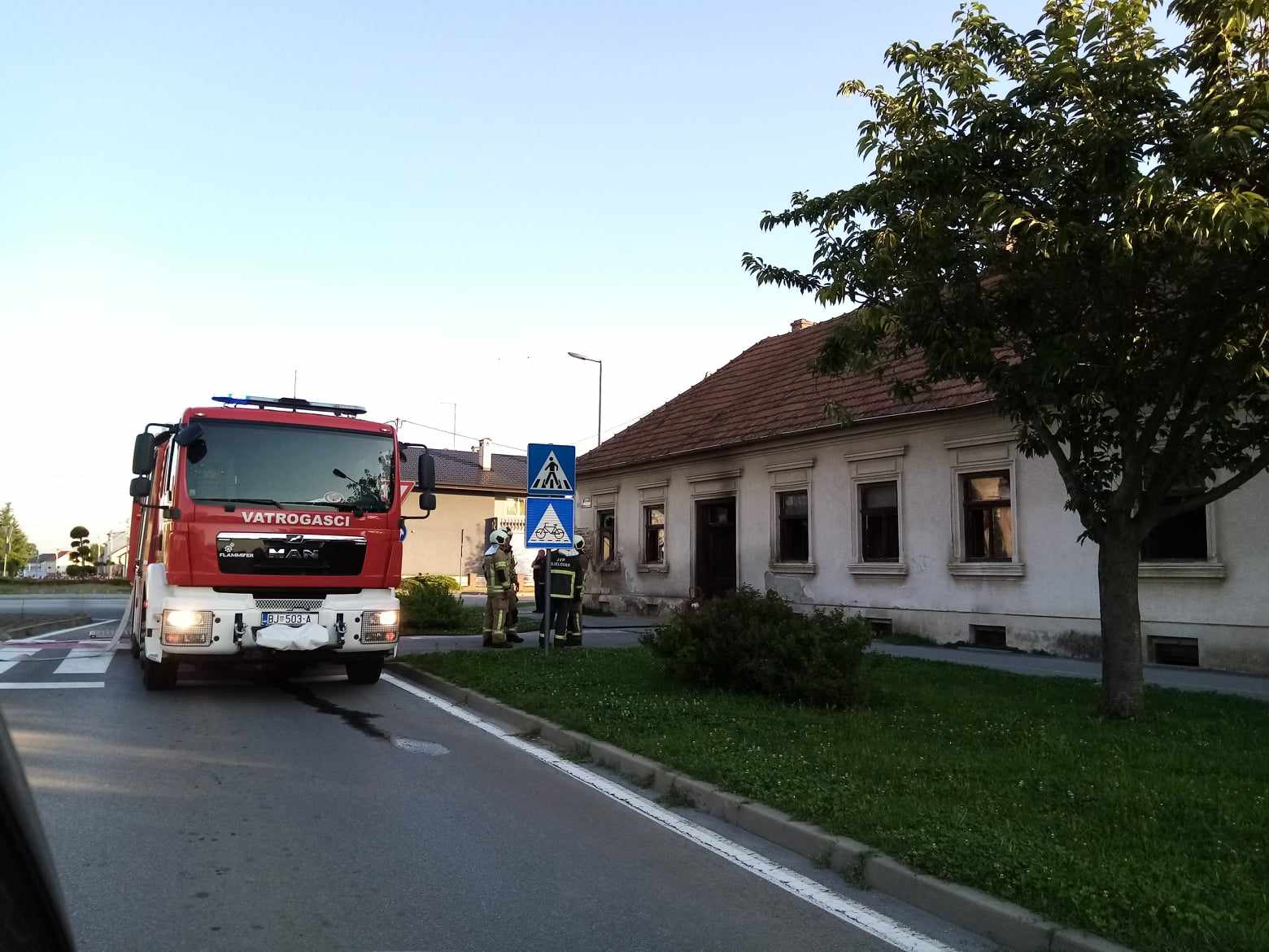 Bjelovarski vatrogasci gase požar na obiteljskoj kući u Hebrangovoj