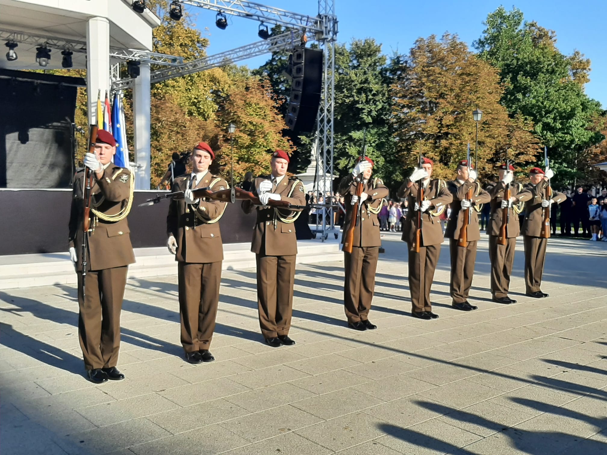 [VIDEO] Svaka čast! Pogledajte vojno-akrobatsku ceremoniju ispred gradskog paviljona