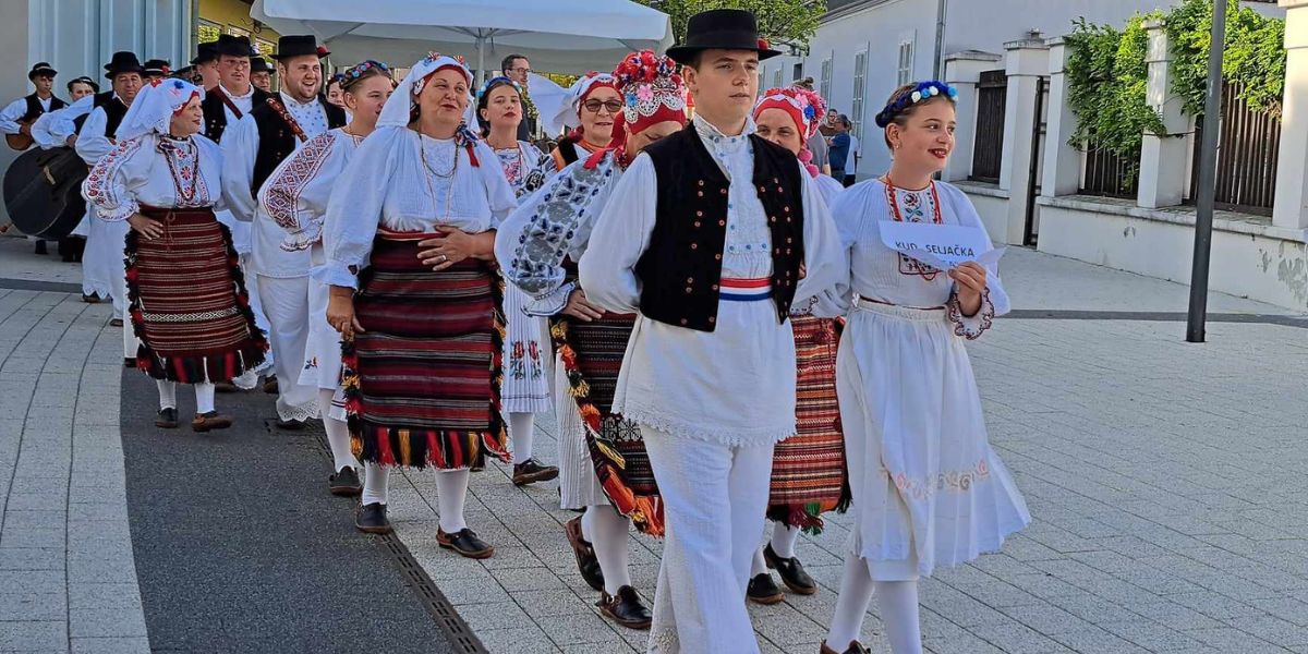 [FOTO] Pakrački gradski trg oživio uz veseli mimohod