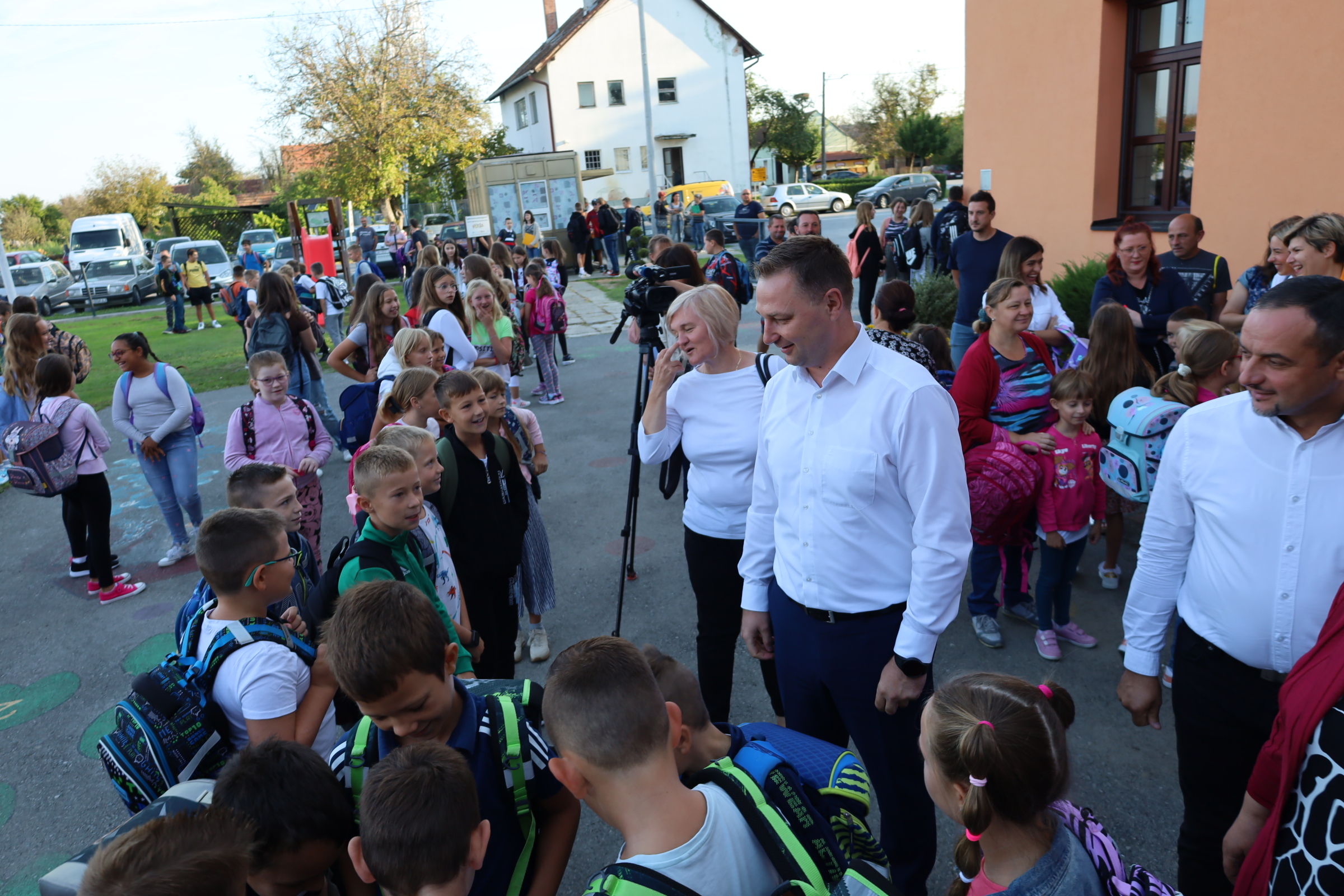 [FOTO] Župan Marušić posjetio osnovnoškolce u Velikom Grđevcu: 'Ovo je veliki dan za prvašiće i njihove roditelje'
