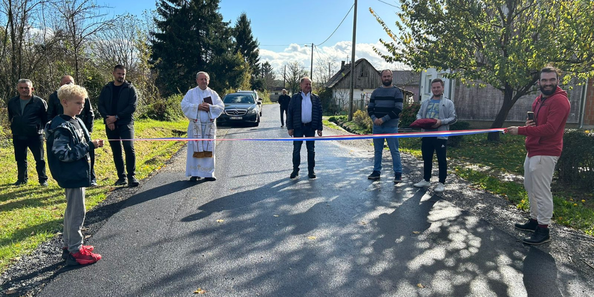 Posljednje naselje u općini Ivanska dobilo asfalt! Okupili se mještani iz 14 aktivnih kuća