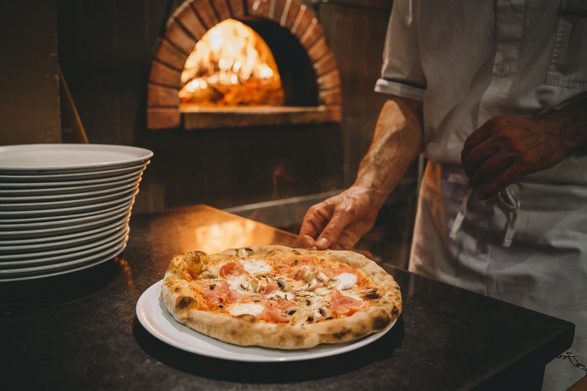 Poznata bjelovarska pizzerija traži pizza majstora. Što kažete na ponuđenu plaću?
