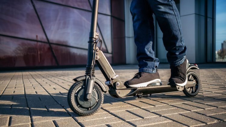 Djevojka na romobilu udarila u automobili