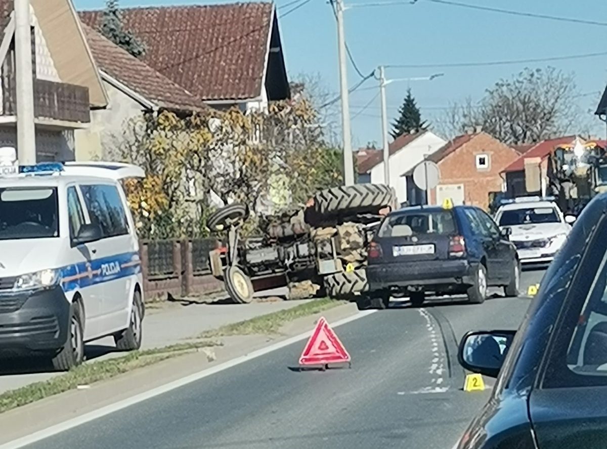 Prometna nesreća: Traktor završio prevrnut na pješačkoj stazi...