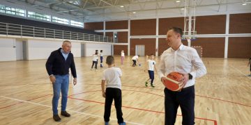 Učenici napokon dočekali svoju školsko-sportsku dvoranu, obišao je i župan