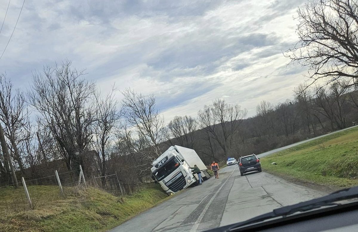Kod Grubišnog Polja kamion završio u grabi. Policija na terenu...