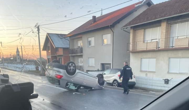 Prometna nesreća kod Gudovca: Auto završio na krovu, policija na terenu...