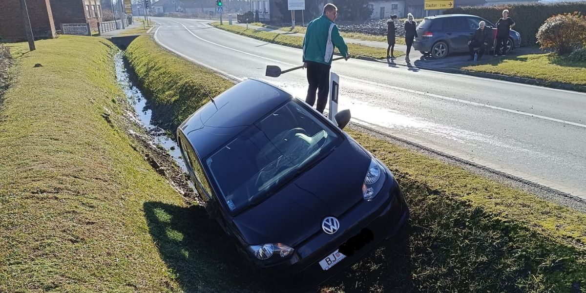Prometna nesreća u Patkovcu: Sletio s ceste i završio u grabi...