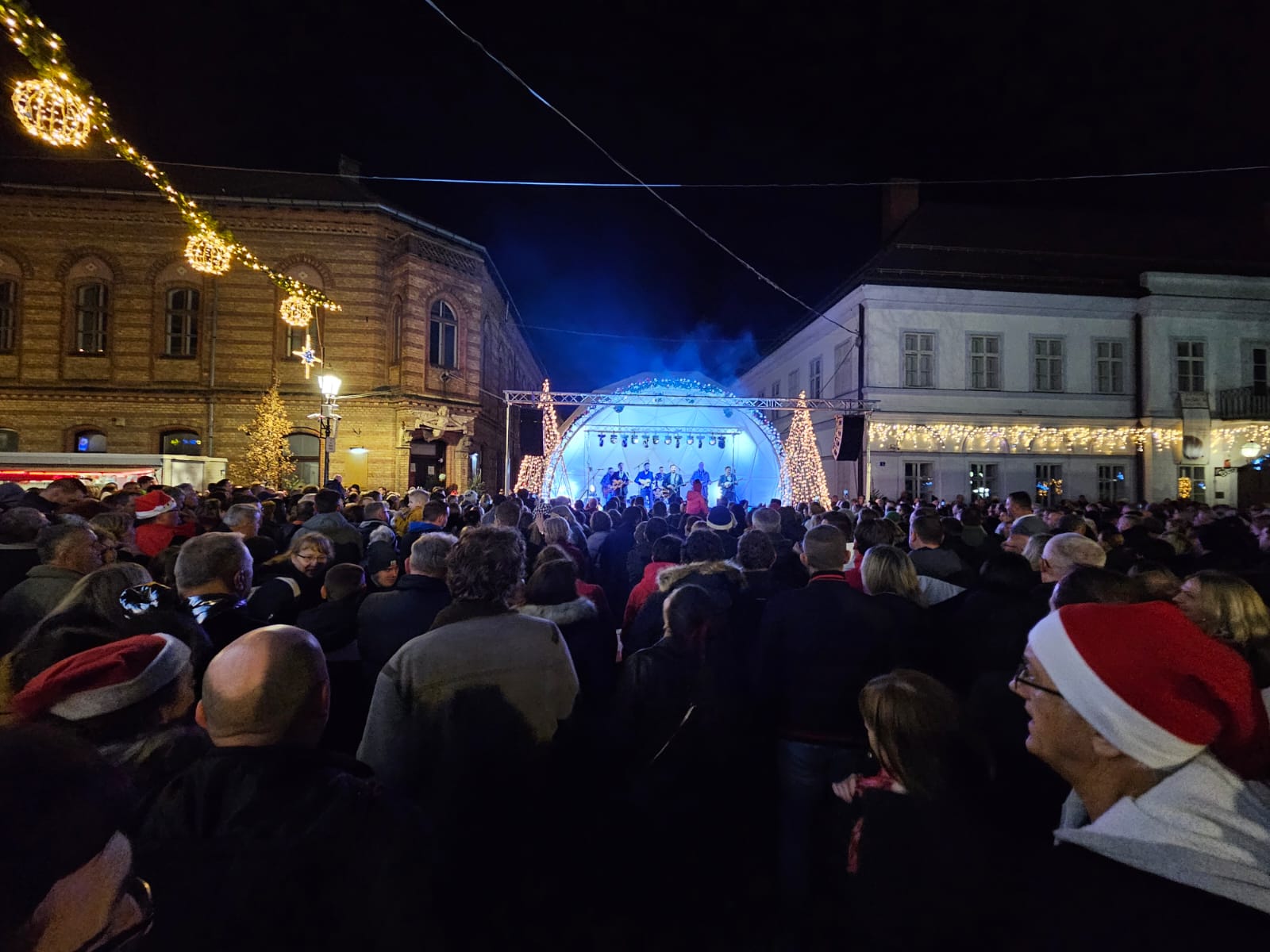 [FOTO] Mnoštvo ljudi u Bjelovaru novu 2024. dočekalo uz popularne Mejaše!