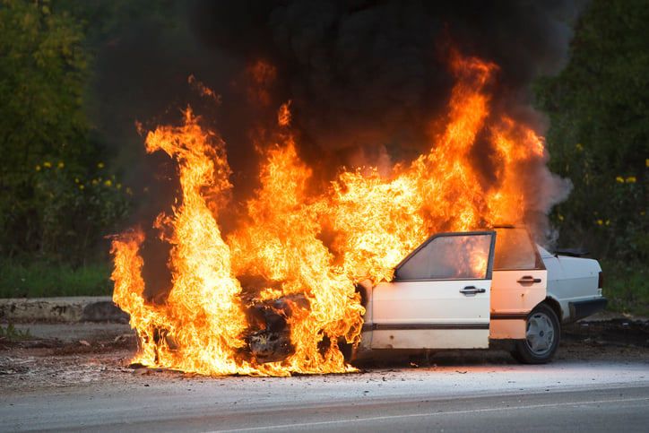 Vozačica autom udarila u betonski stup, vozilo se odmah zapalio. Završila je u bjelovarskoj bolnici...