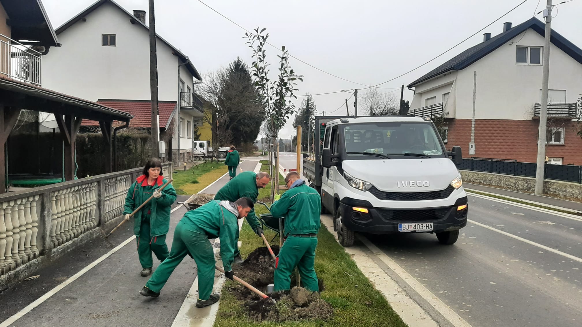 [FOTO] Sadi se gotovo 300 stabala uz prometnicu u Gudovcu. Svi prilazu gradu će se zazelenit…