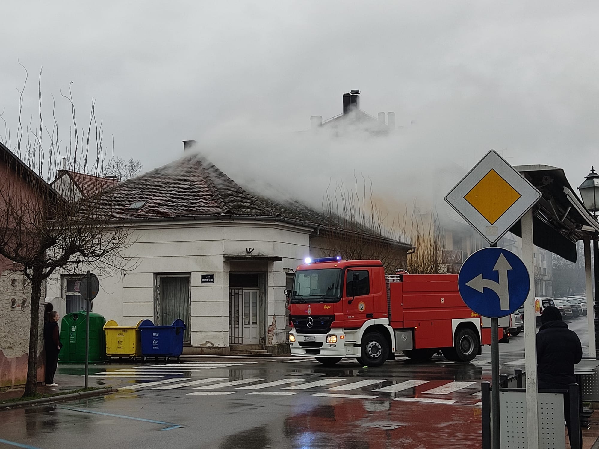 [IZ MINUTE U MINUTU] Gori u središtu Bjelovara, hitne službe na terenu!