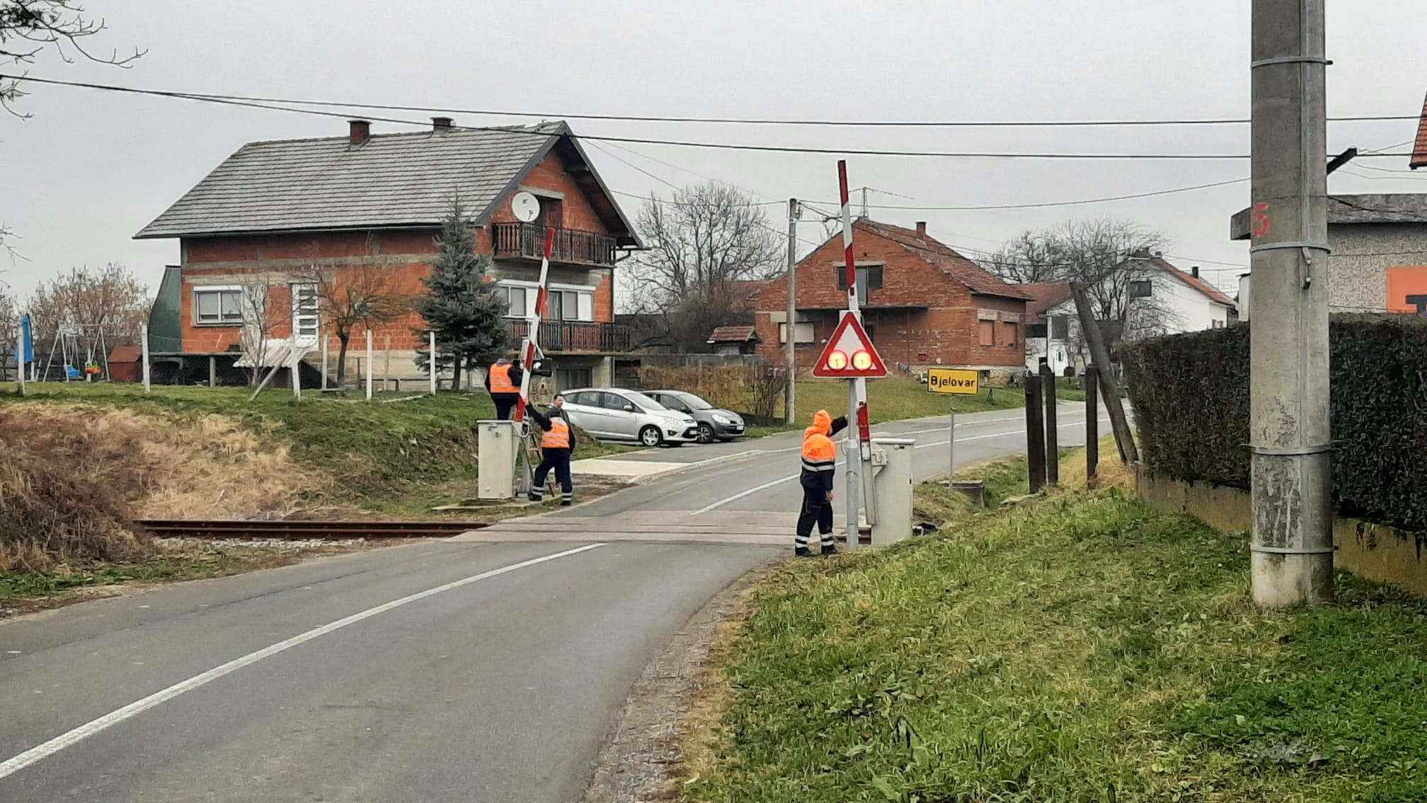 Rampa na pružnom prijelazu u Novim Plavnicama ne radi. Vozači, pripazite!