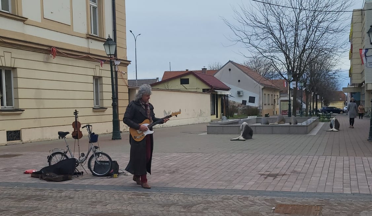 [VIDEO] Bjelovarčane zabavlja novi ulični svirač
