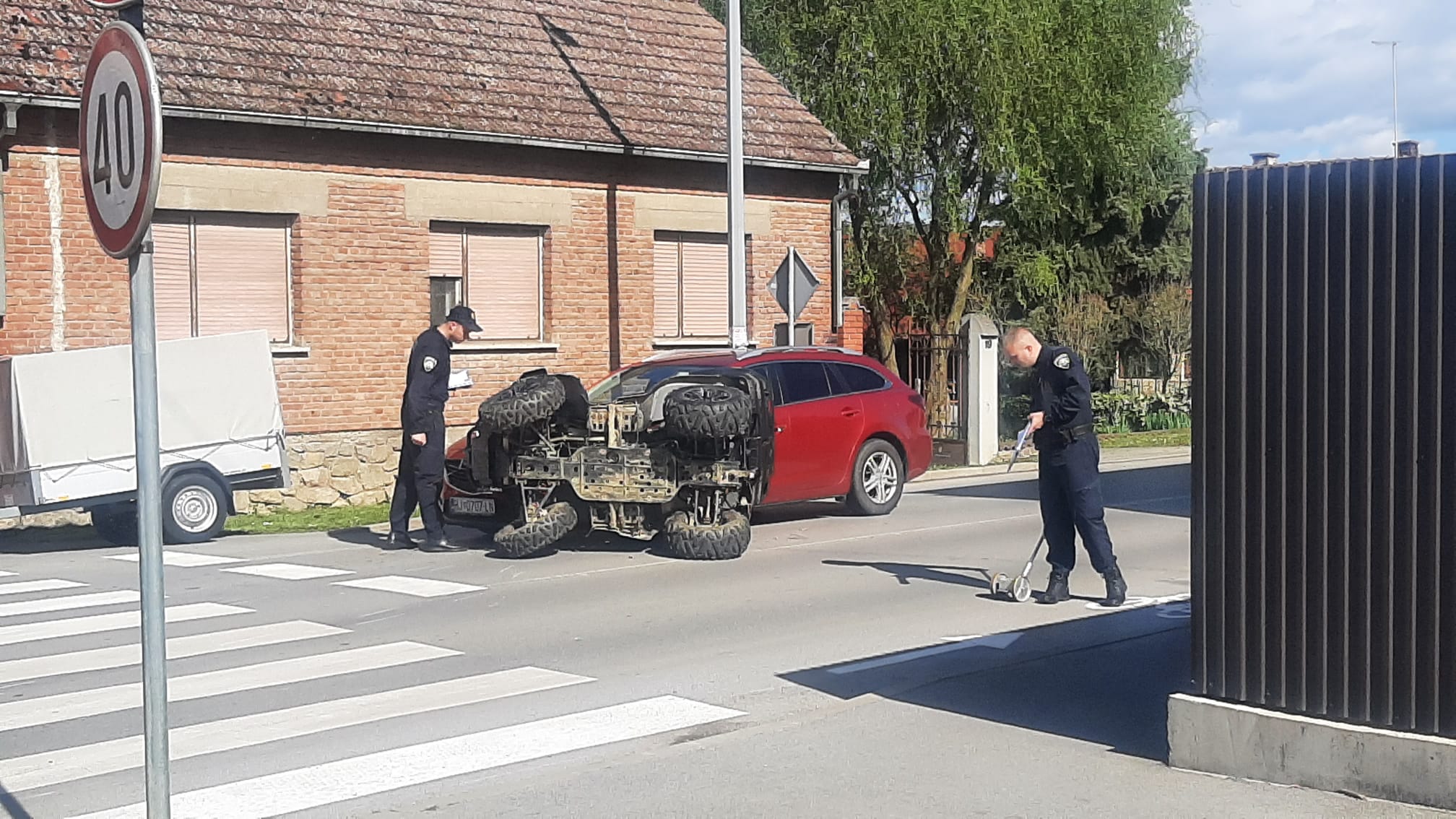 [FOTO] Teška prometna nesreća u centru Bjelovara. Dio ulice zatvoren za promet...