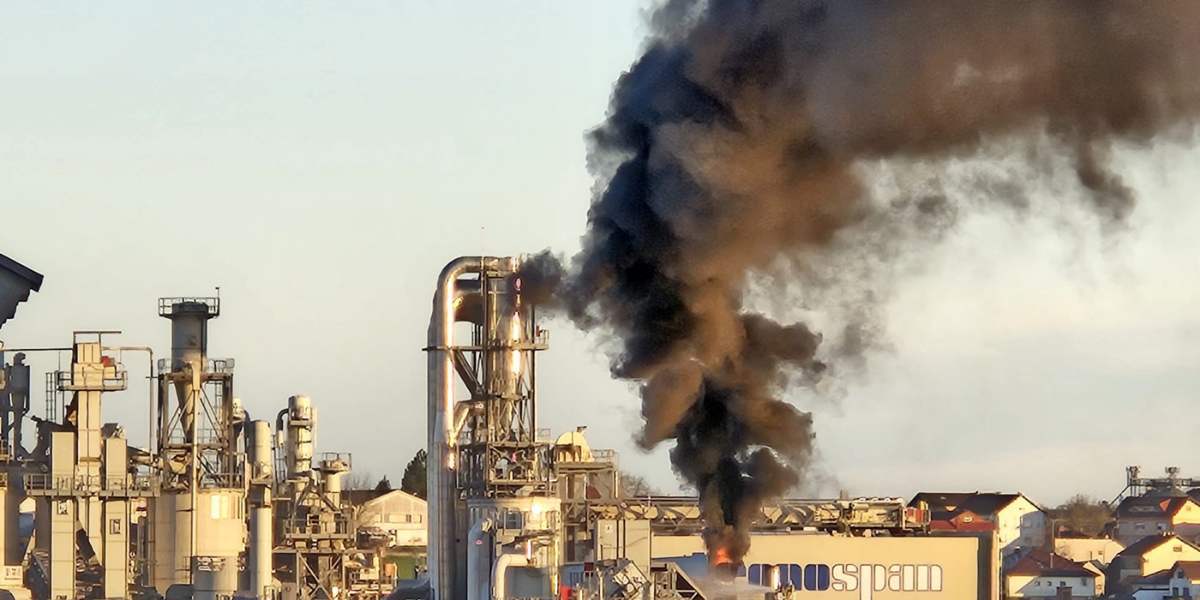 [FOTO] Novi nalet crnog dima iznad industrijske zone u Bjelovaru, iako je požar ugašen