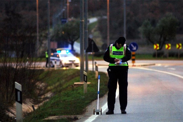 Policajac u službenom autu skrivio prometnu nesreću i završio u putnom jarku...