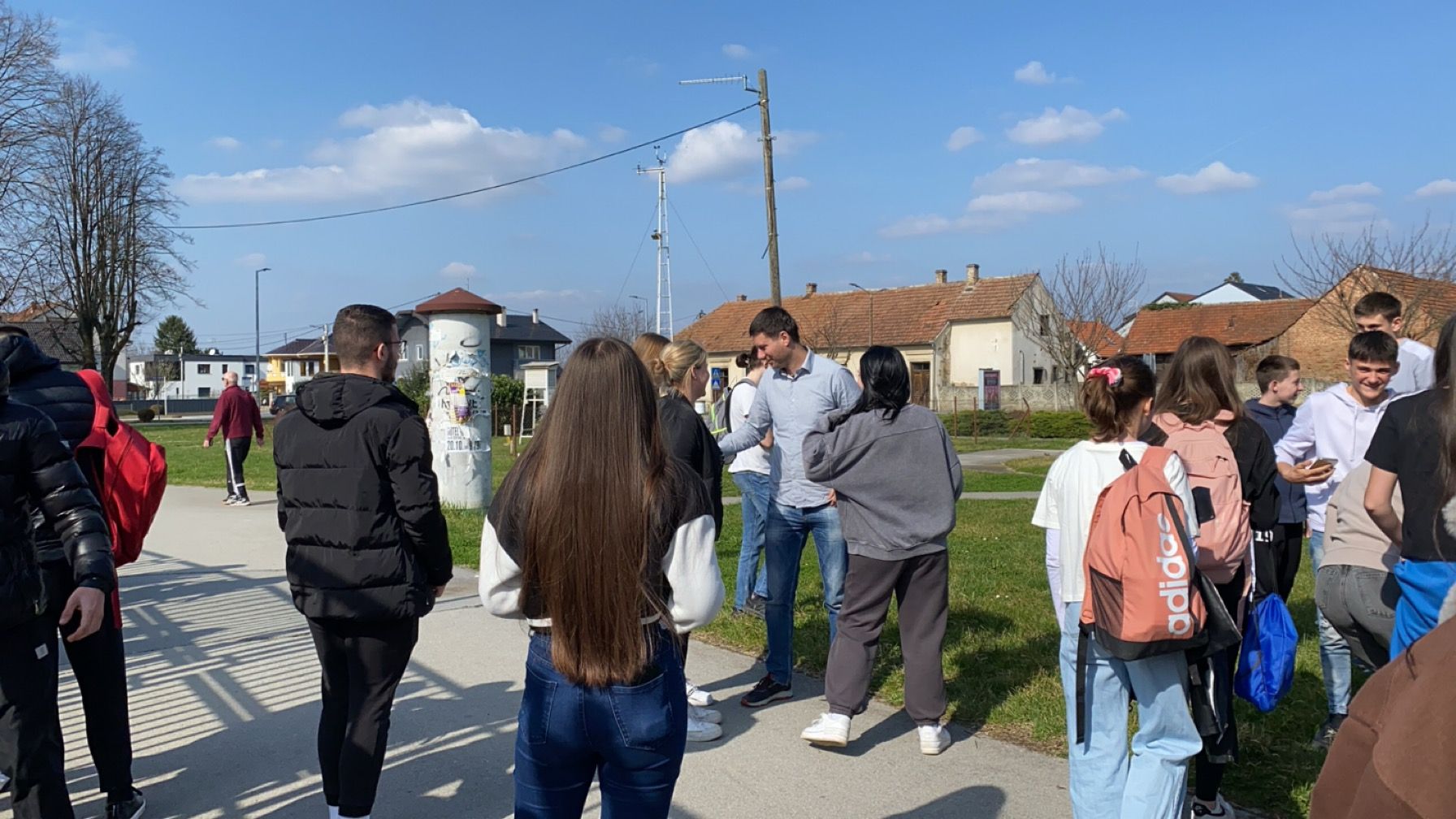 [FOTO] Ivan Pernar stigao ispred bjelovarskog srednjoškolskog centra. Nastao je kaos…