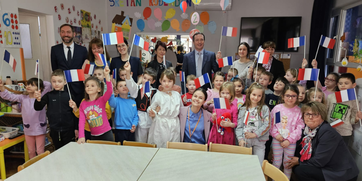 [FOTO] Vrtićarke Matea i Franka svojim radovima oduševile Francuze, danas ih posjetio veleposlanik Francuske