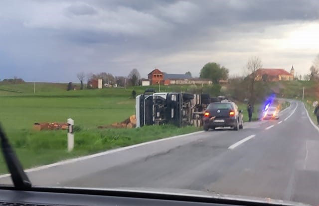 Prevrnuo se kamion s prikolicom koji je prevozio drva. Oglasila se policija...