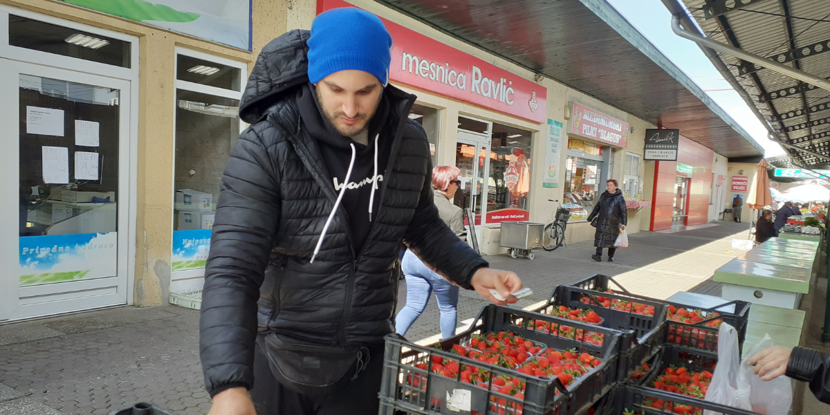 Na tržnicu u Bjelovaru su stigle prve ovosezonske jagode, znamo koliko koštaju