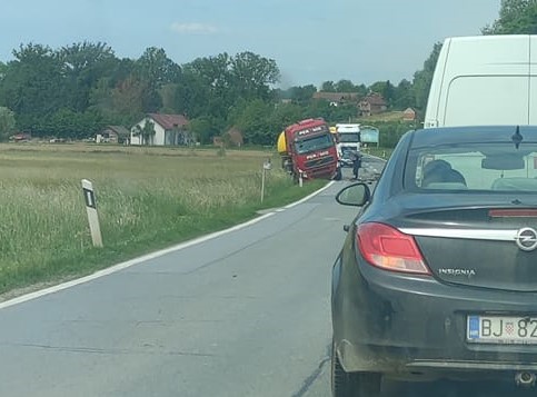 U prometnoj nesreći u Rovišću smrtno stradao vozač automobila