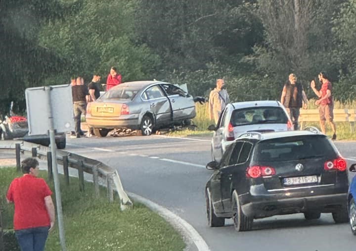 Teška prometna nesreća u Narti. Policija i hitna na terenu