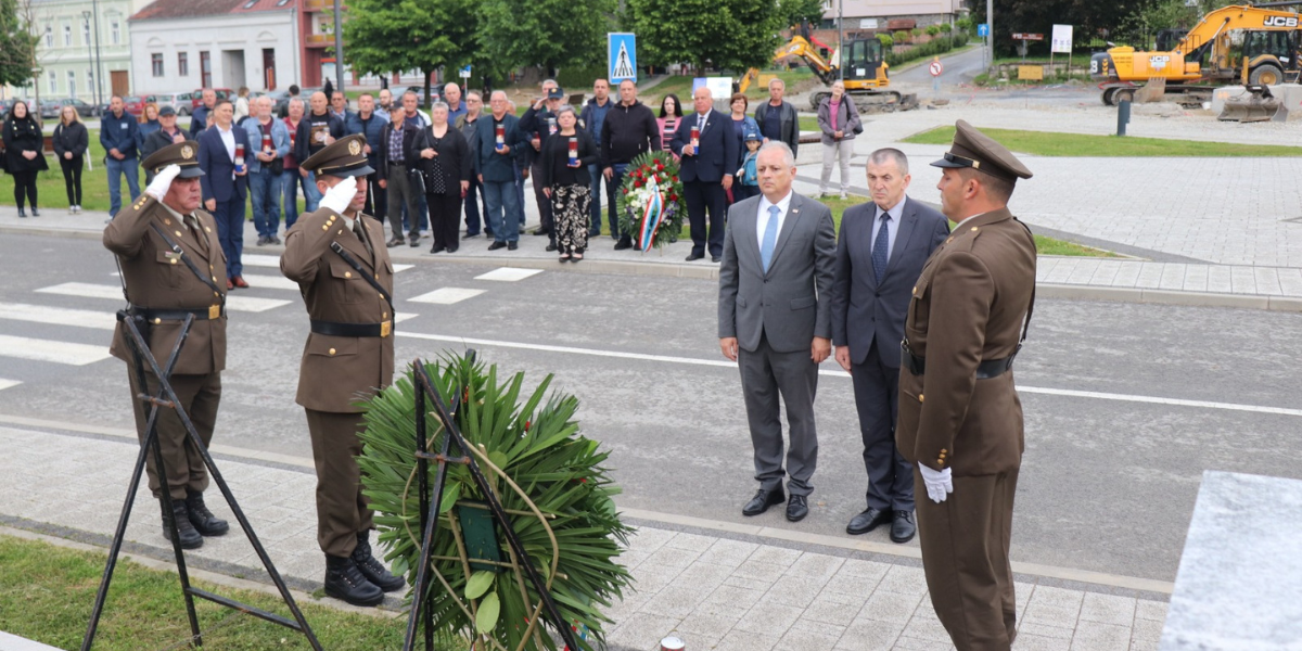 [FOTO] U Pakracu i Lipiku odana počast braniteljima koji su nesebično žrtvovali svoje živote za našu slobodu