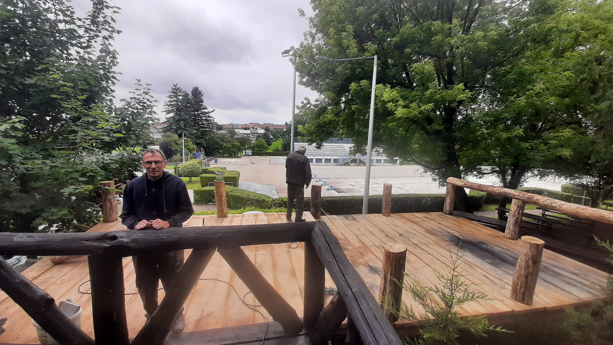 [FOTO] U tijeku radovi na proširenju drvene terase na bazenu: ’Bit će pravi ljetni hit’