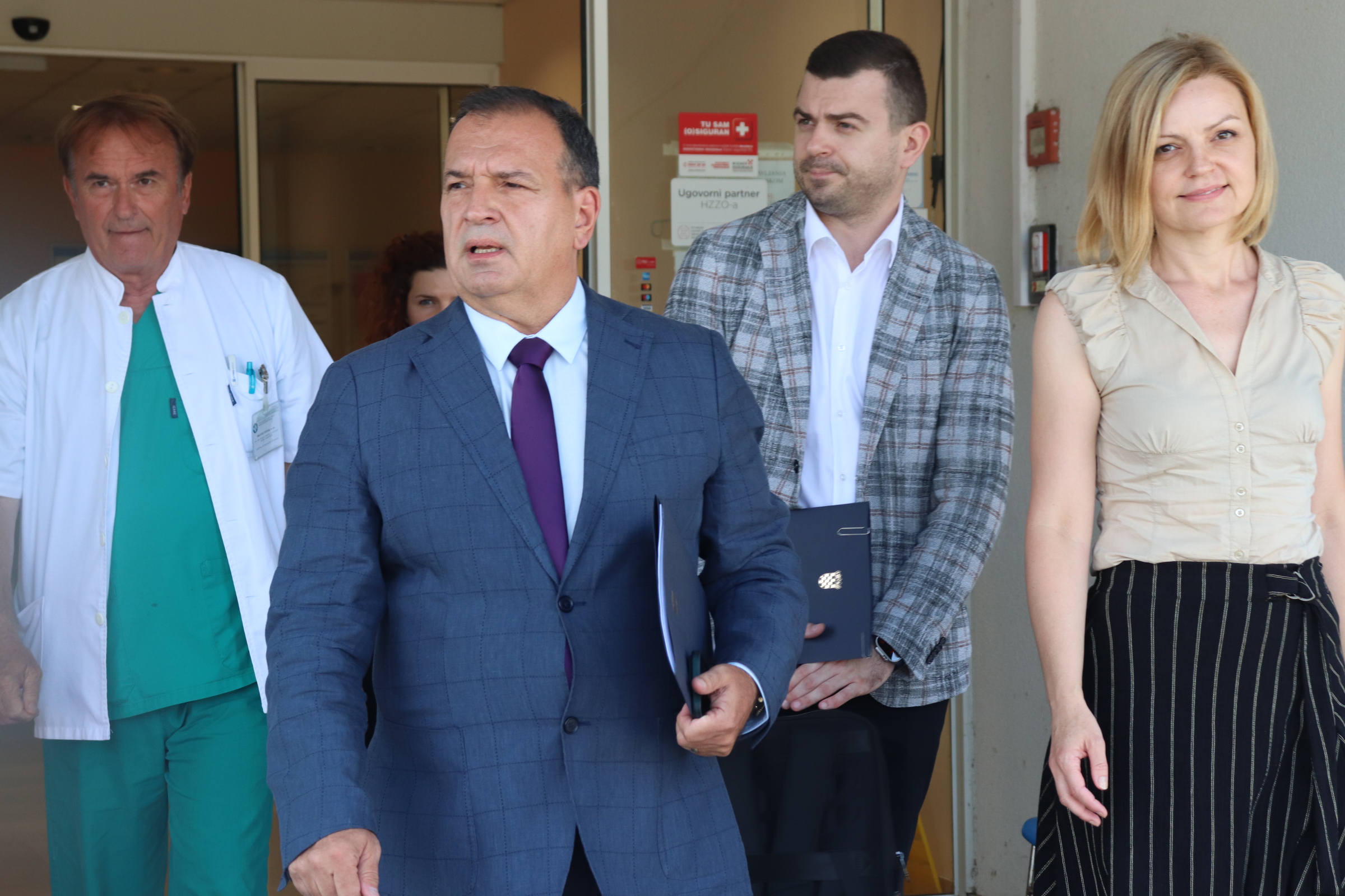 [FOTO] Nakon masakra u Daruvaru ministar Beroš posjetio ranjene u pakračkoj bolnici