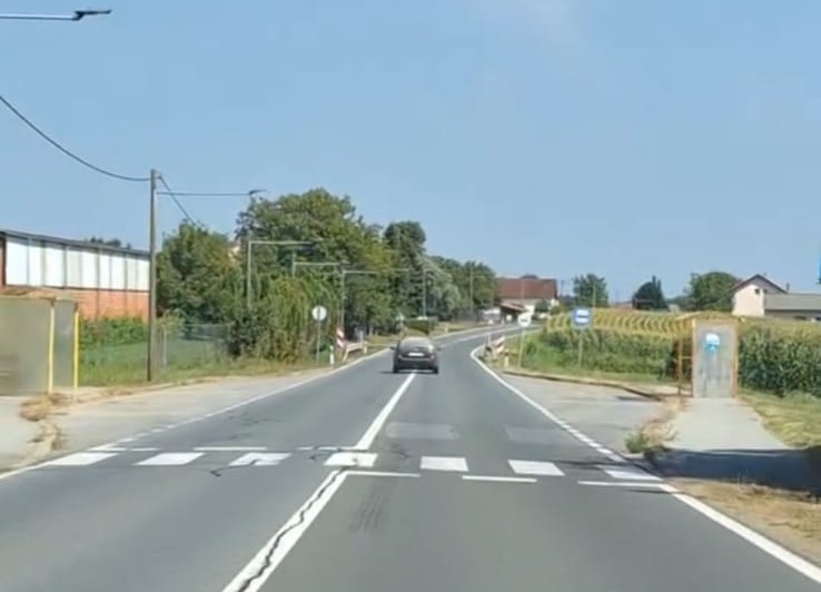 [VIDEO] Šokantno! Pogledajte kako vozač mrtav pijan leluja po cesti u okolici Bjelovara