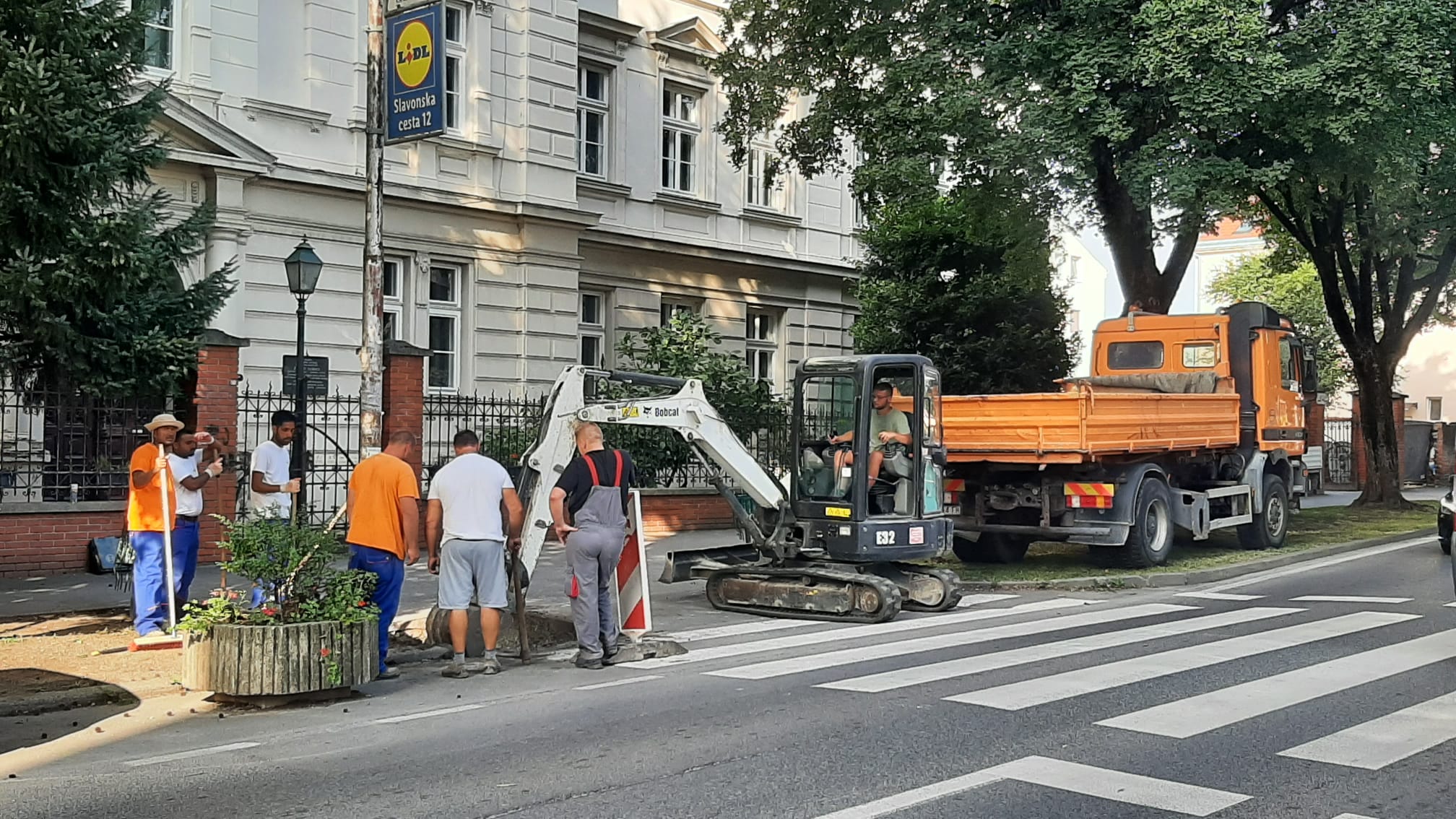 Strojevi i radovi kod bjelovarske Gimnazije. Evo o čemu je riječ…