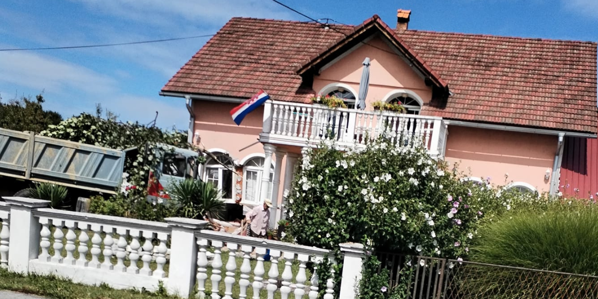 Zastrašujuće: Kamionom se zabio u obiteljsku kuću nedaleko od Garešnice