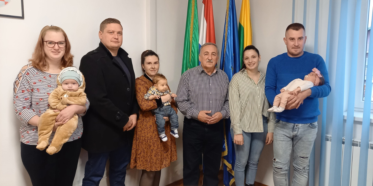 Općina s najizdašnijim potporama za novorođenčad nagradila roditelje i njihove mališane