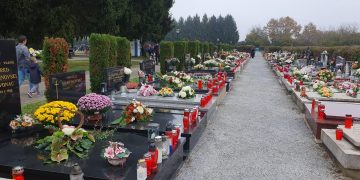 [FOTO] Građani odaju počast preminulima svijećama i cvijećem, evo kako izgledaju maglovita groblja